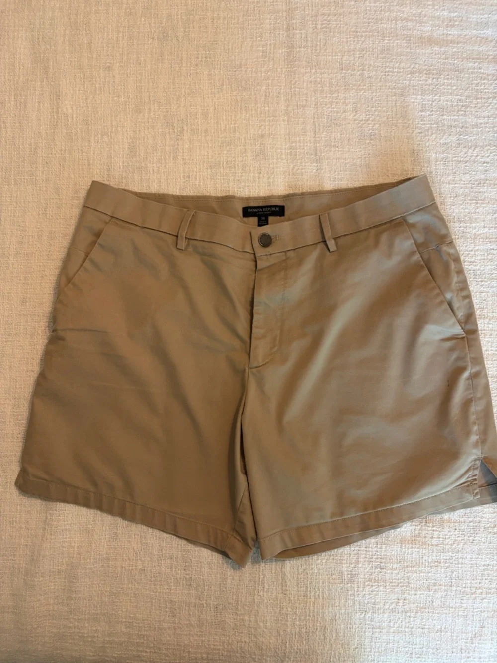 Two Banana Republic Aiden cut men’s shorts in Tan and Dusty Rose